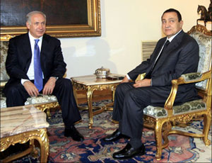 مبارك (يمين) أكد لنتنياهو رفض مصر استئناف السلام دون وقف الاستيطان